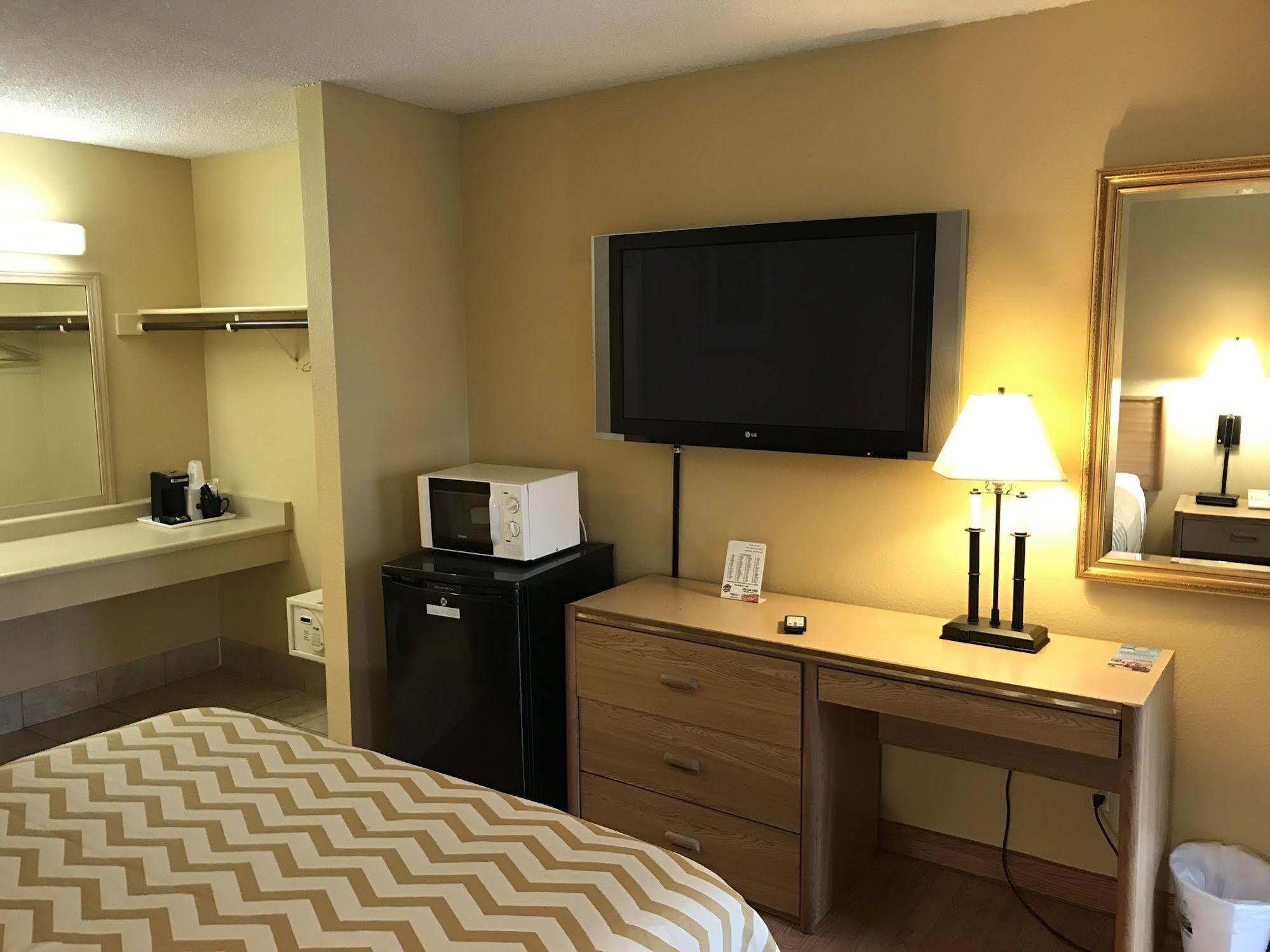 Travelodge By Wyndham Tacoma Near Mcchord Afb Екстер'єр фото